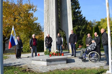 Polaganje vencev pri spomeniku, foto A Janezic (3)
